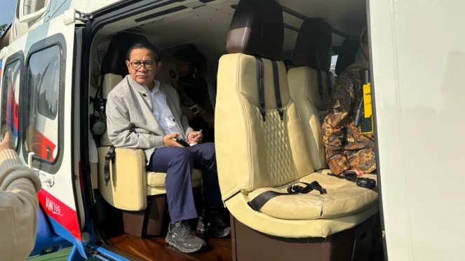 Pramono naik helikopter