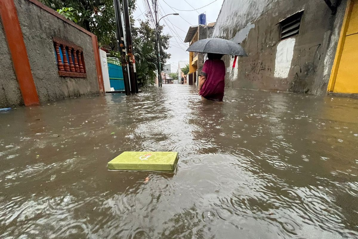 Banjir Rendam 18 RT Di Jakarta